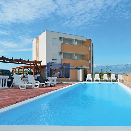 Gorgeous In With Swimming Pool *