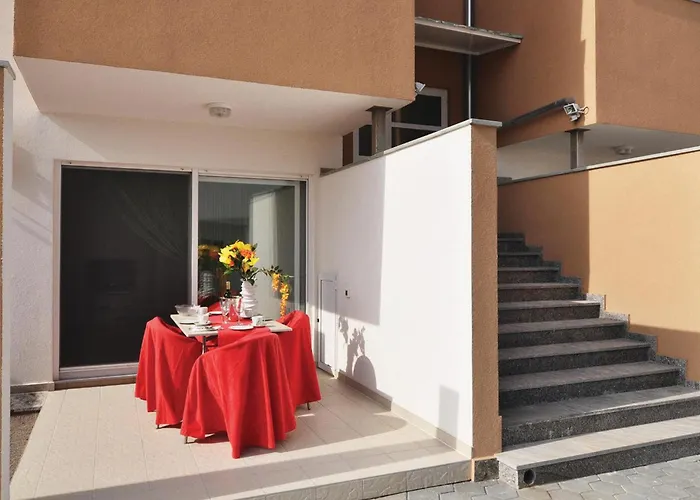 Апартаменты Gorgeous In With Swimming Pool